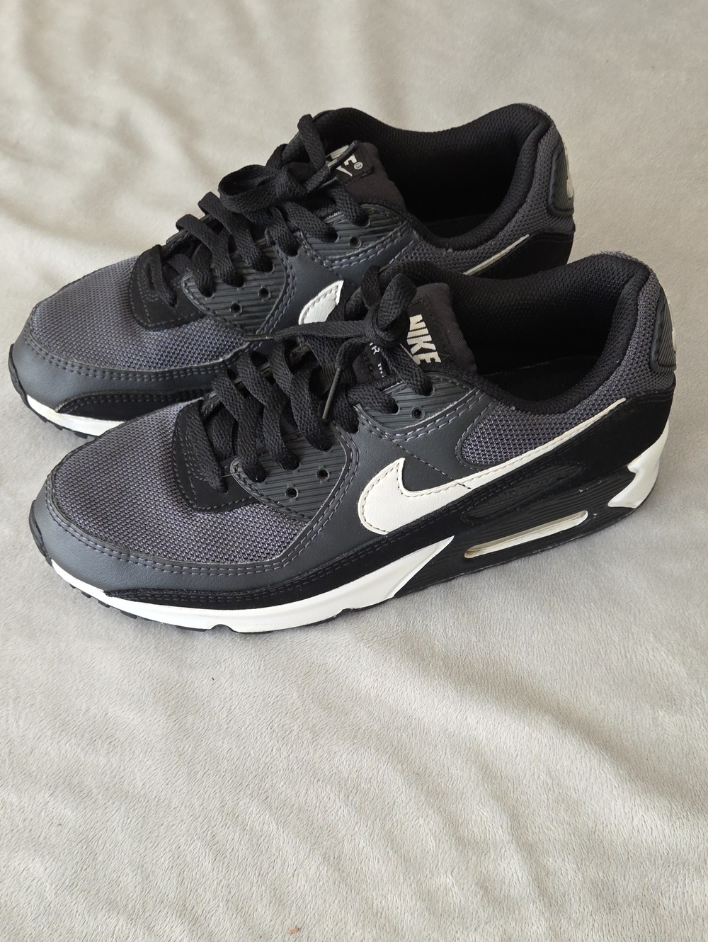 Nike Air Max, Size 8, Black & White